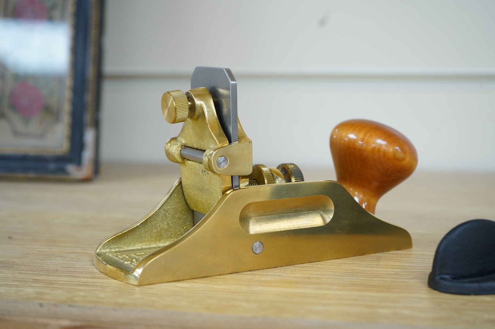A boxed Lie Nielsen Toolworks bronze violin scraper plane (No.212) together with a boxed small router plane (L-N 271)
